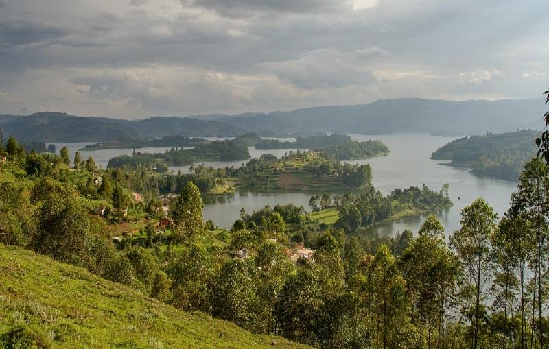 Lake Bunyonyi Island Hopping and Canoeing Experience
